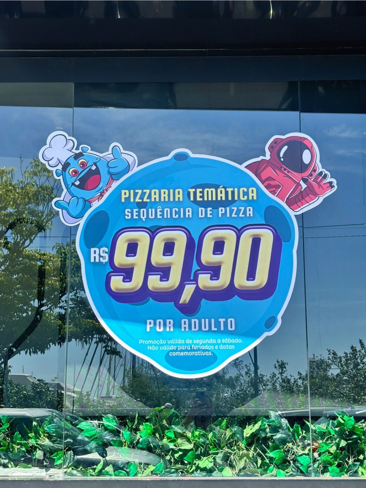 Adesivo promocional em vitrine de loja
