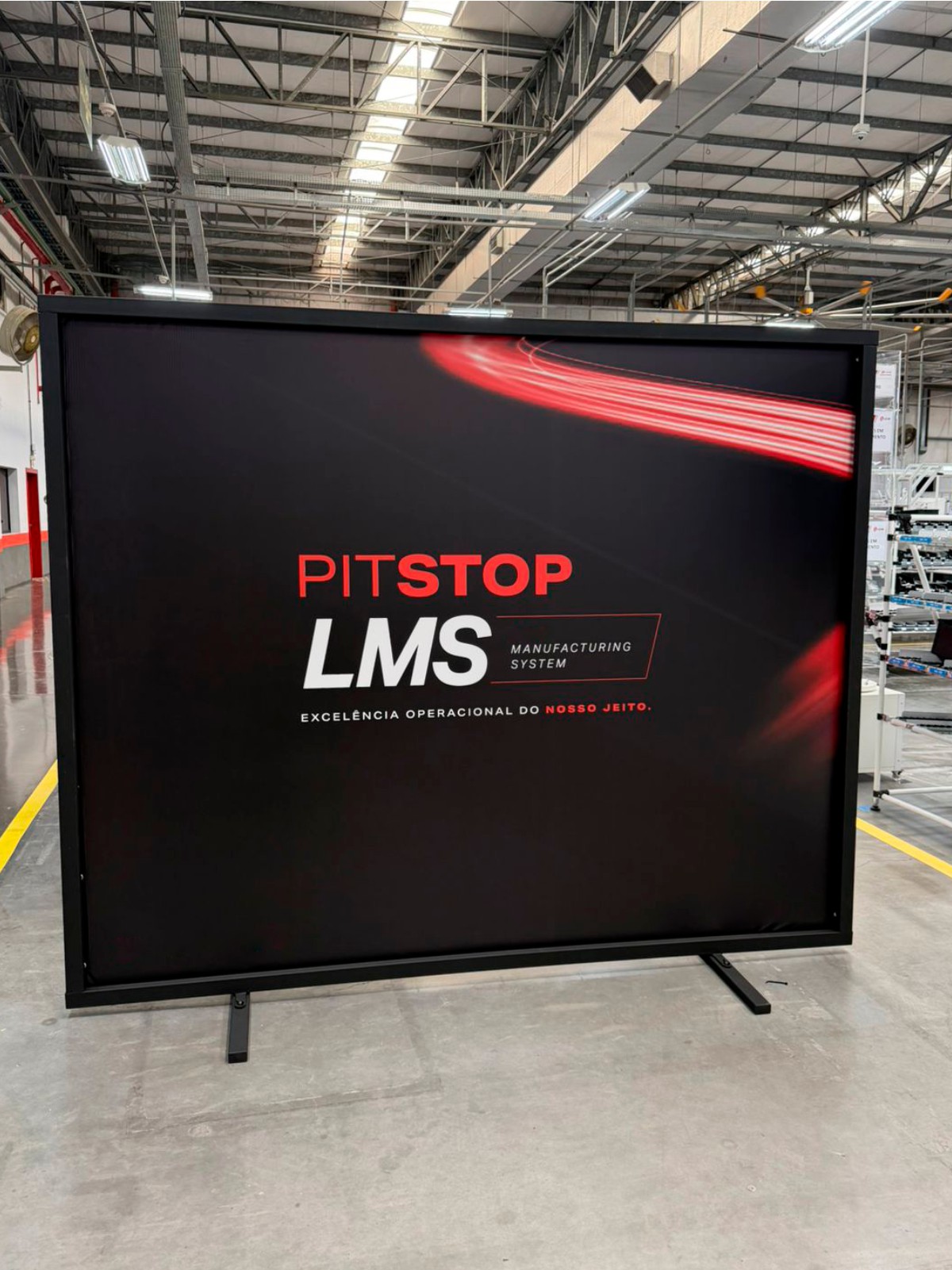 Backdrop industrial PitStop LMS em estrutura com pés