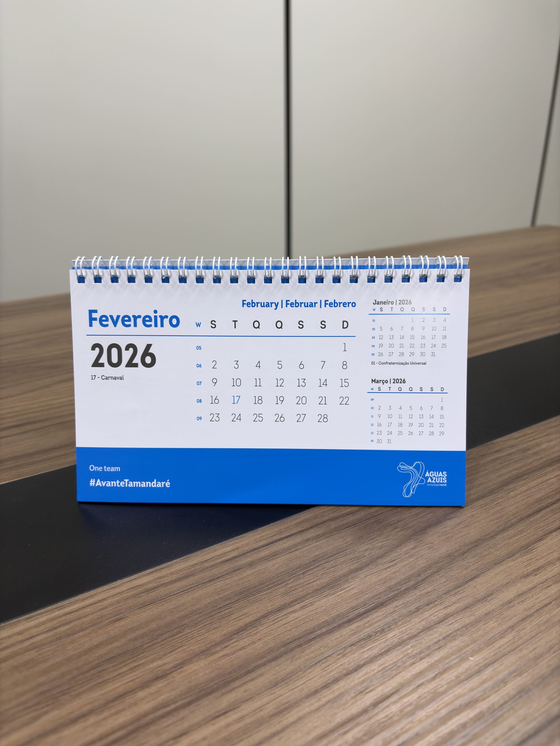 Calendário de mesa personalizado com folhas mensais