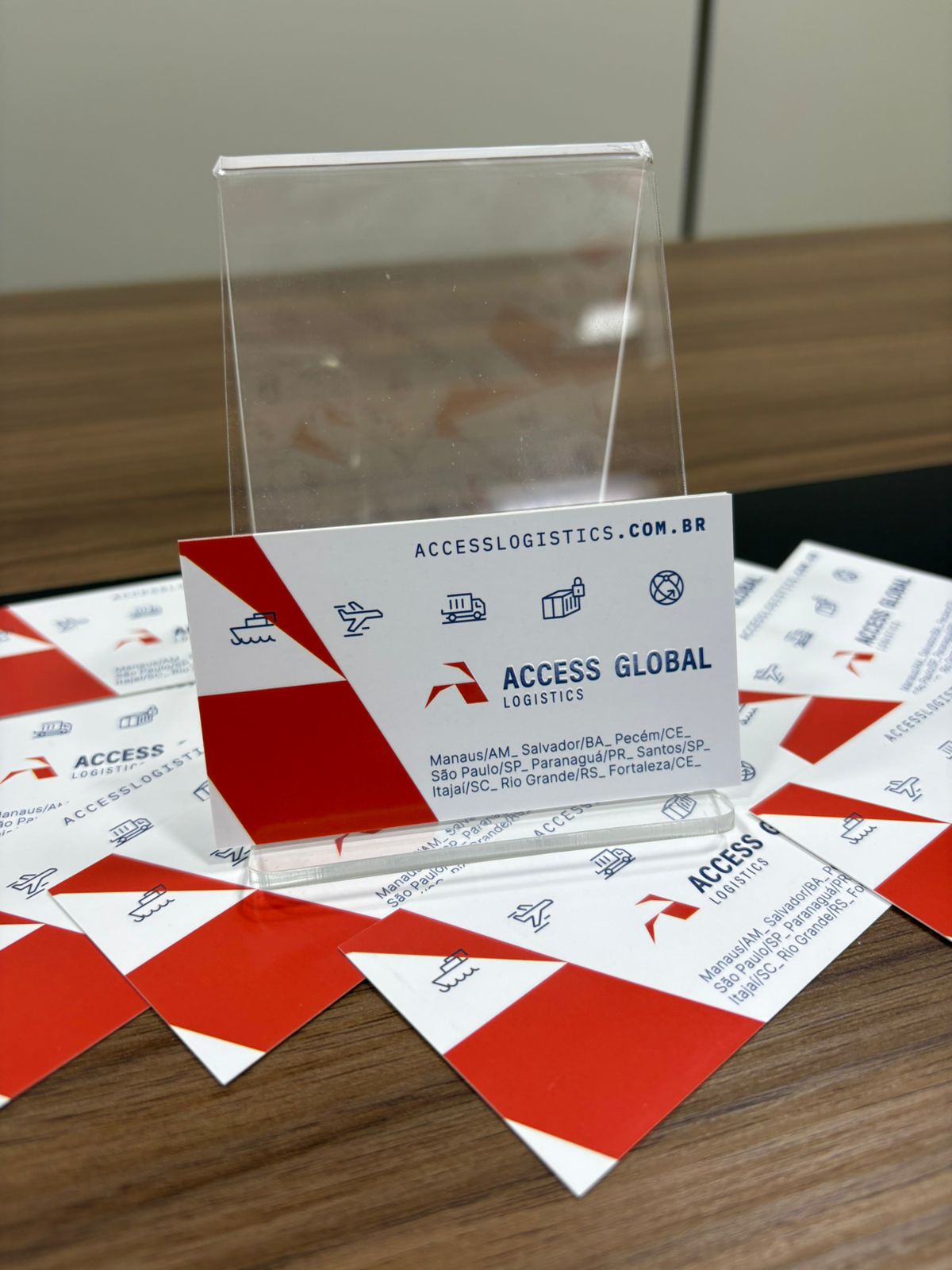 Cartão de visita colorido com ícones impressos