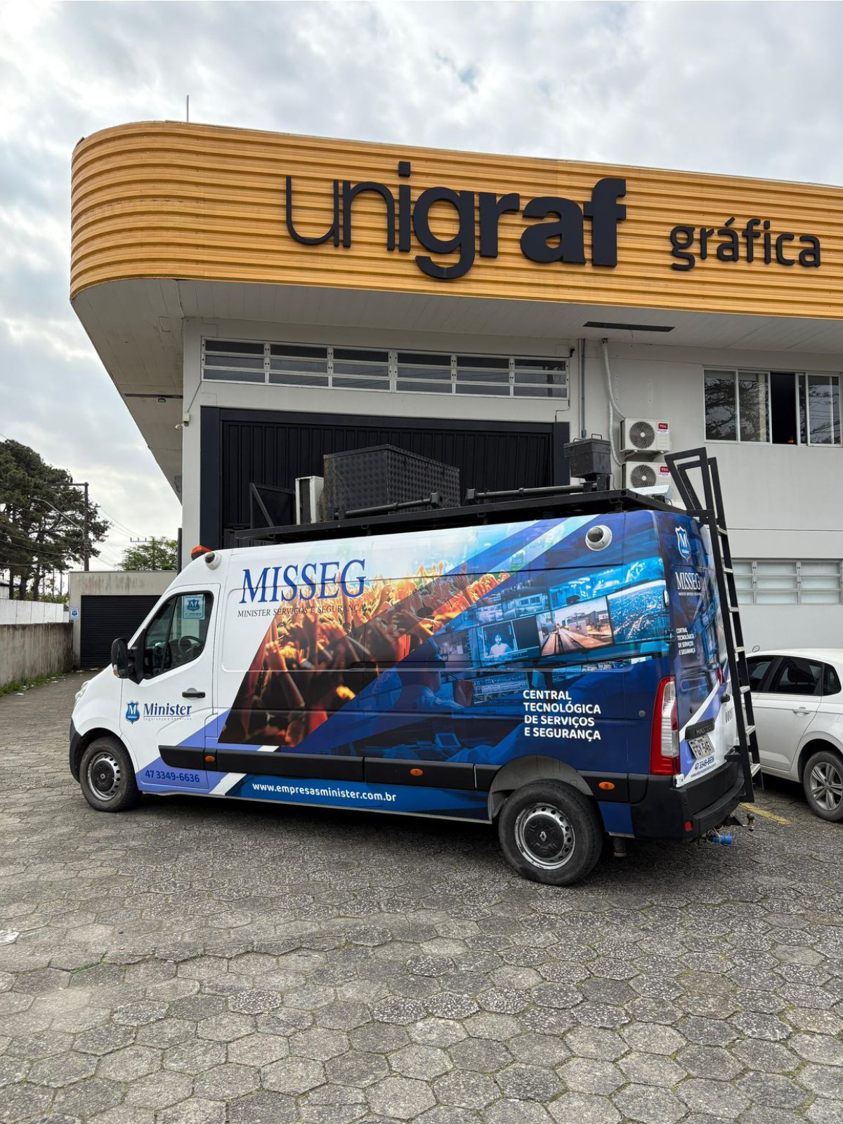 Van personalizada Misseg na fachada da Unigraf