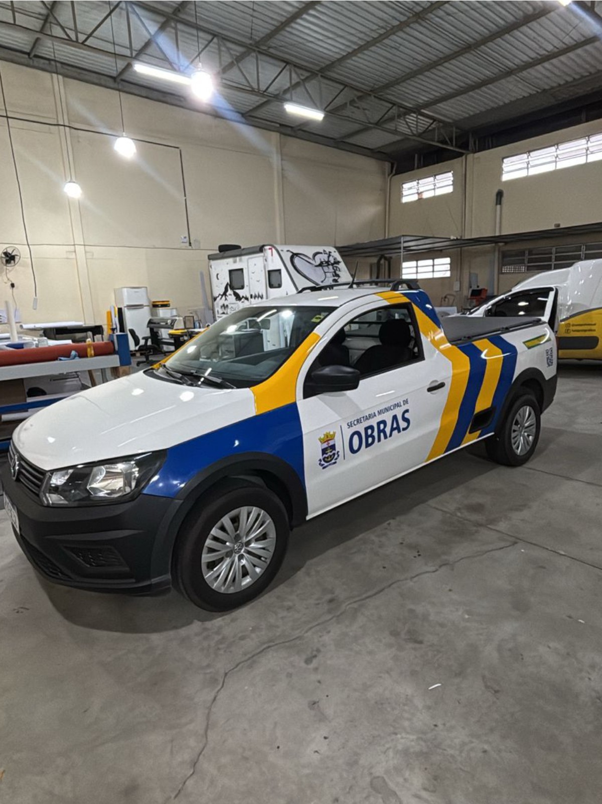 Picape personalizada da Secretaria Municipal de Obras