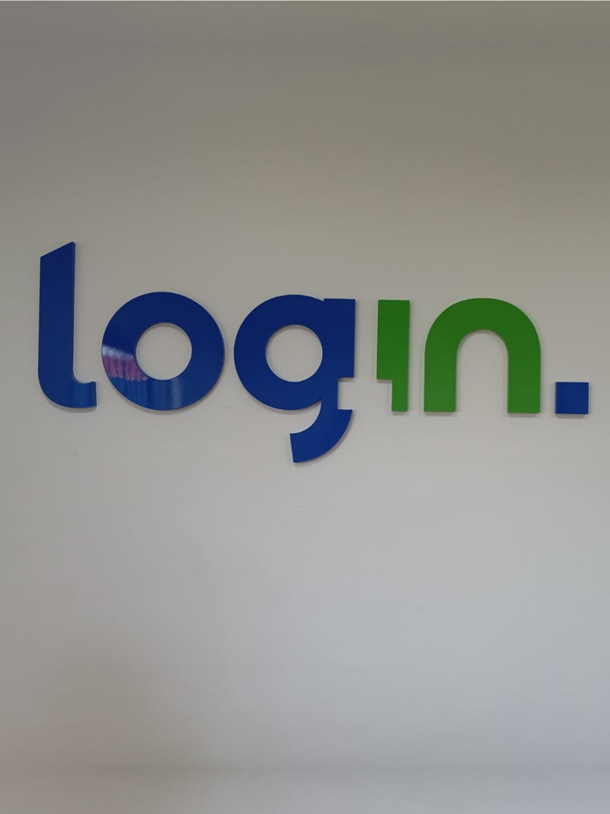 Letras caixa do logotipo Login em parede