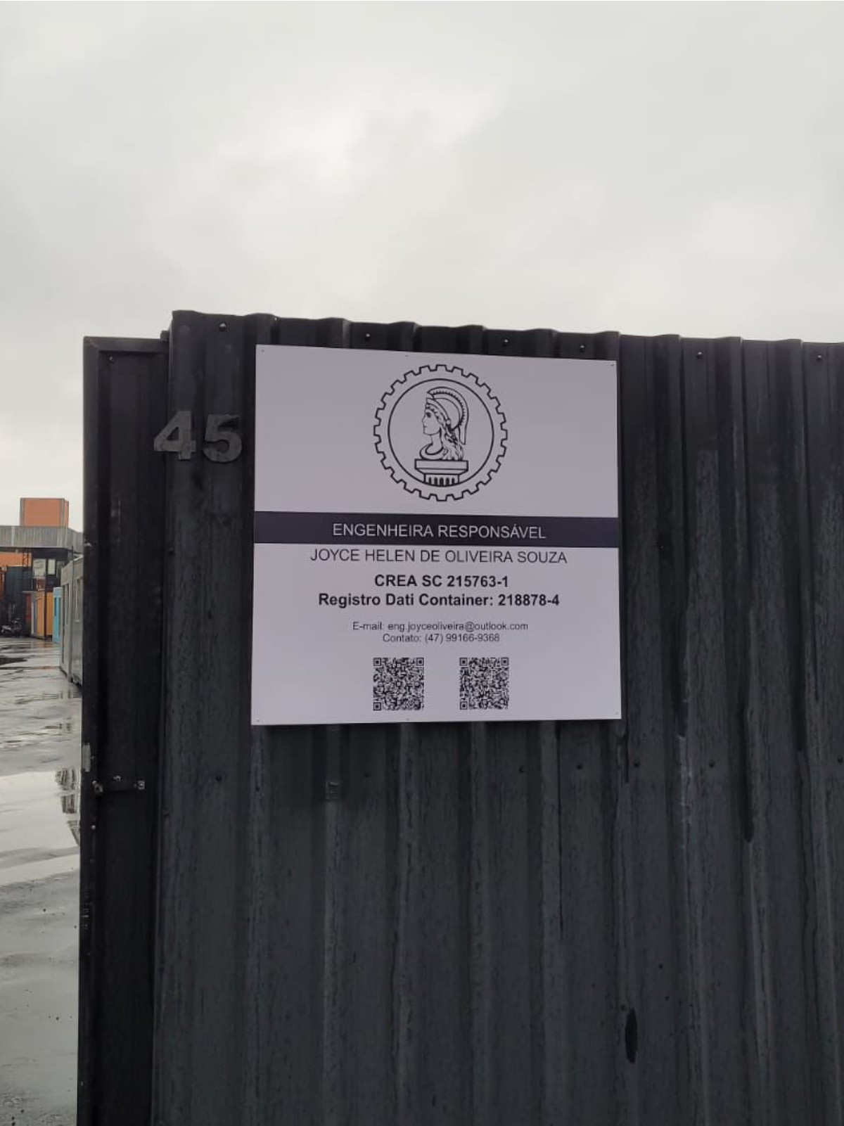 Placa de identificação técnica de engenheira responsável