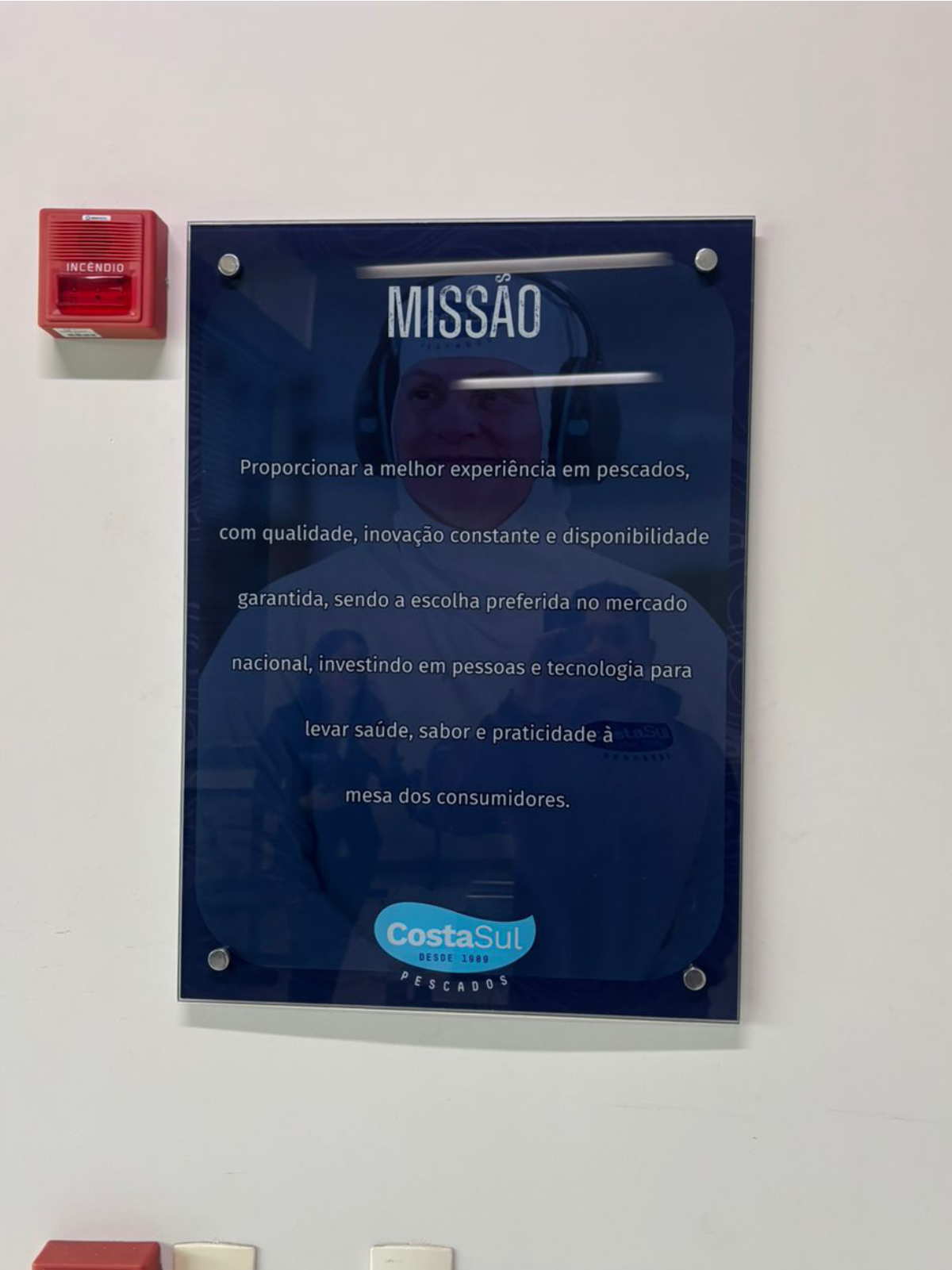 Placa em acrílico com missão institucional